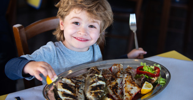 Peștele în alimentația copiilor: tot ce ar trebui să știe părinții
