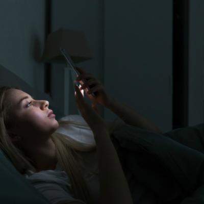 3 motive pentru care nu poti renunta la telefon inainte de culcare si cum sa le elimini