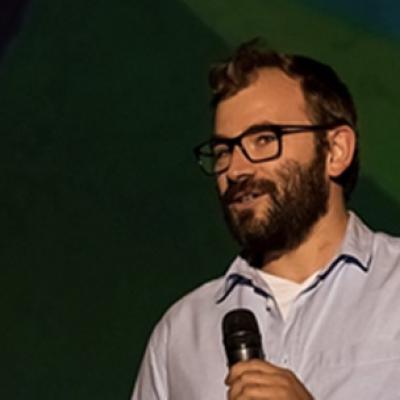 Creatorul de conținut Alex Cozma (Atenție, Cad Mere!) lansează primul episod din seria Istoria pentru BAC