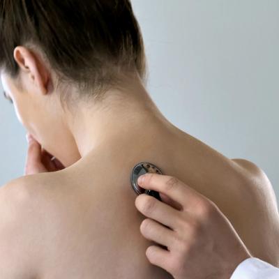 Totul despre pneumonie, infectia care iti afecteaza plamanii. Cauze, simptome si tratament