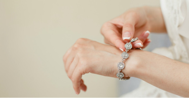 Brățări de argint: 6 podoabe deosebite pentru un aspect chic