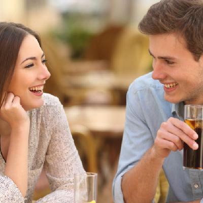 Semne că prietenia voastră se transformă într-o relație romantică