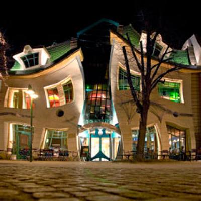 Crooked House - O poveste ilustrata in forma de... casa