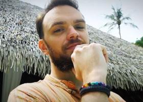 Cine este Dinu Popescu de la Insula Iubirii? Tânărul de 29 de ani este scriitor și îi place să observe relațiile dintre oameni