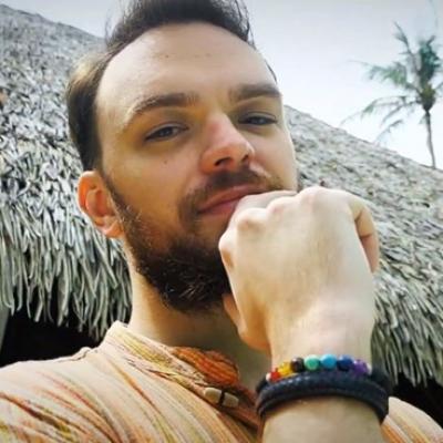 Cine este Dinu Popescu de la Insula Iubirii? Tânărul de 29 de ani este scriitor și îi place să observe relațiile dintre oameni 