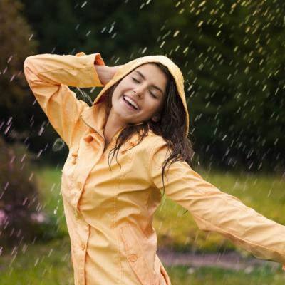 Nu lasa ploaia sa iti strice fericirea! Intampin-o cu super gecile de ploaie!