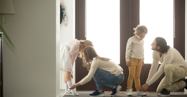 Cum îi incurajam pe copii să se îmbrace singuri