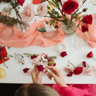 Flori, prosecco și socializare – așa arată un workshop floral La Fleur Boheme