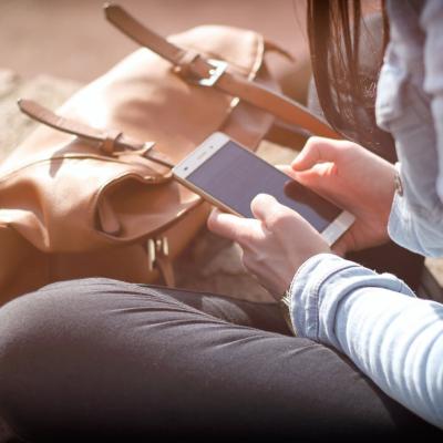 De ce nu pot rezista femeile tentației de a citi mesajele din telefonul soțului