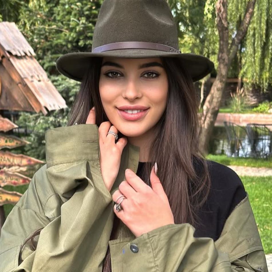 Eva Zaharescu, surprinsă în ipostaze romantice. Tânăra a fost fotografiată sărutându-se cu un bărbat mult mai în vârstă 