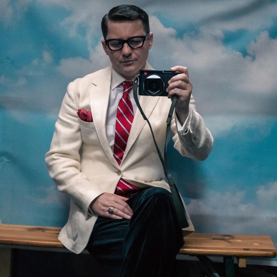 Adi Sînă și-a făcut bagajele și a plecat de acasă! Motivul pentru care artistul s-a mutat la hotel