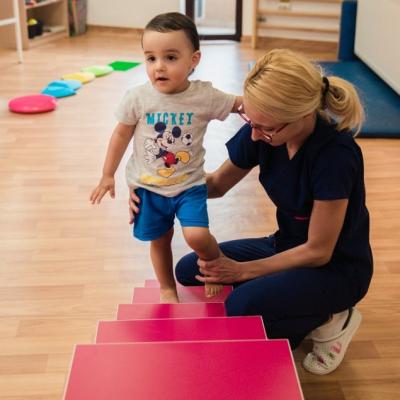 Asociația KinetoBebe demarează un proiect caritabil  pentru a asigura 40 de burse de terapie lunar