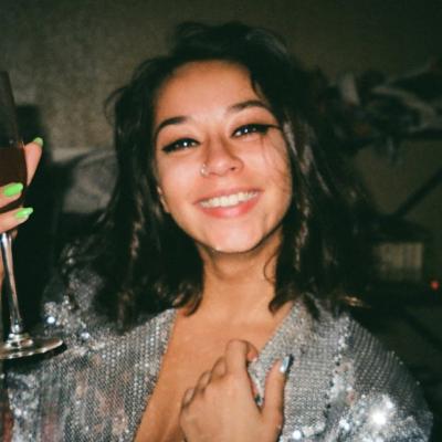 Am de gând să aștept moartea cu fusta șifonată și ușor ridicată, cu buzele răsfrânte de atâtea sărutări, cu…