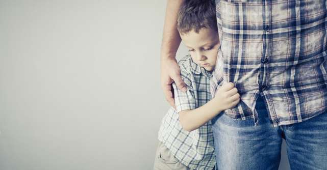 Înțelegerea impactului: 5 greșeli ale părinților care duc la timiditatea copiilor