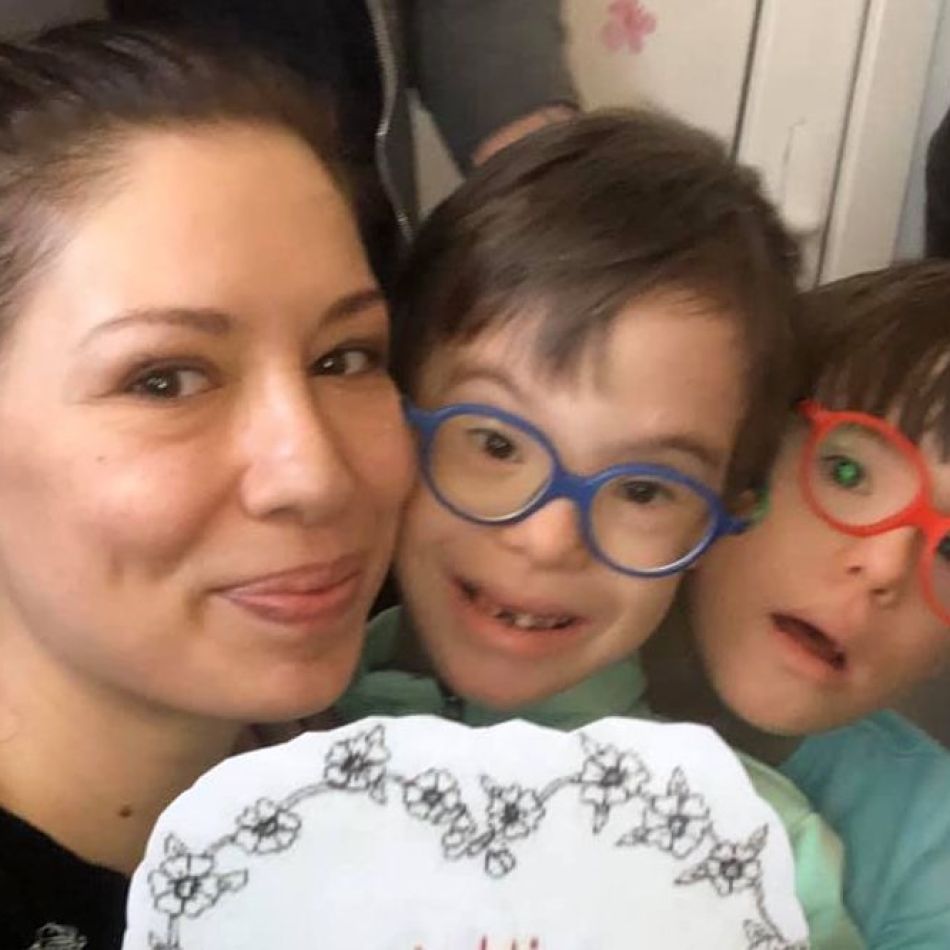 Motivul pentru care Cristina Bălan  nu le-a spus gemenilor săi că suferă de sindromul Down:  Ar mânca și s-ar juca altfel?