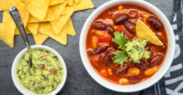 Chili vegan cu fasole, linte si quinoa, reteta perfecta pentru zilele reci de toamna