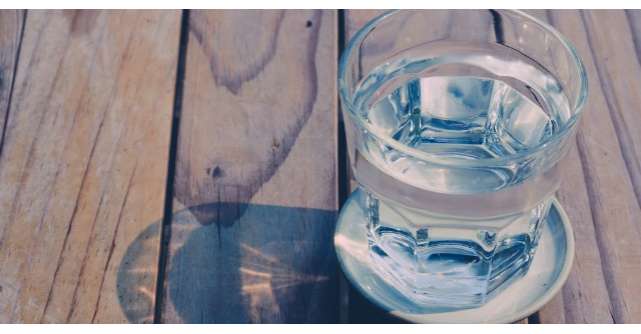 Apa ca medicament: De ce e important sa bei apa pe stomacul gol