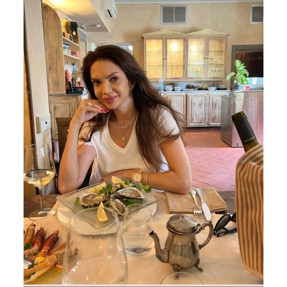 Cristina Spătar s-a căsătorit religios cu milionarul Vicențiu Mocanu. Cum a arătat rochia de mireasă de 10 kilograme?