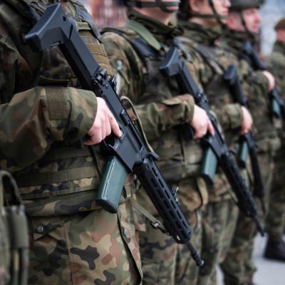 Parlamentul a aprobat dislocarea de forțe și echipamente militare americane în România. Dezbateri tensionate și proteste în plen