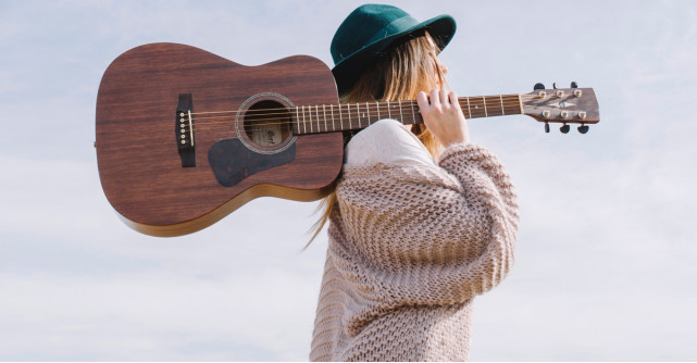 Cardigane oversize cu împletitură în ochiuri mari: pufoase și călduroase