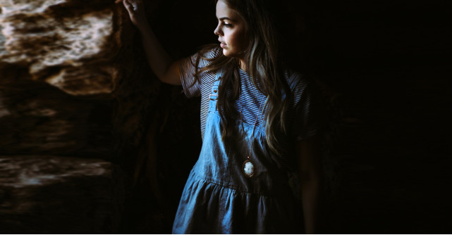 Rochia sarafan de blugi este un mix sexy-școlăresc perfect!