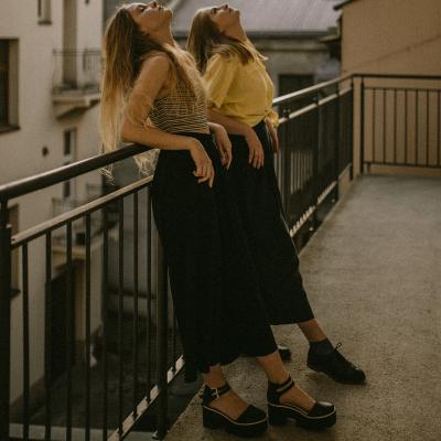 Se poartă din nou pantofii cu talpă groasă de tip Creepers