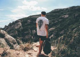 Ținuta masculină actuală: cum se construiește un look care funcționează zi de zi