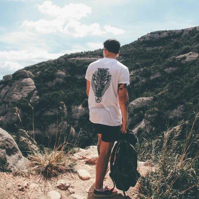 Ținuta masculină actuală: cum se construiește un look care funcționează zi de zi 
