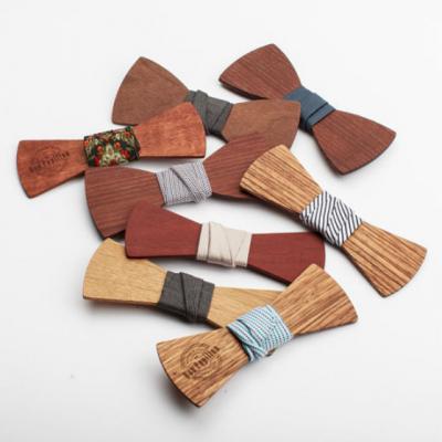 Papionul din lemn, file din poveste