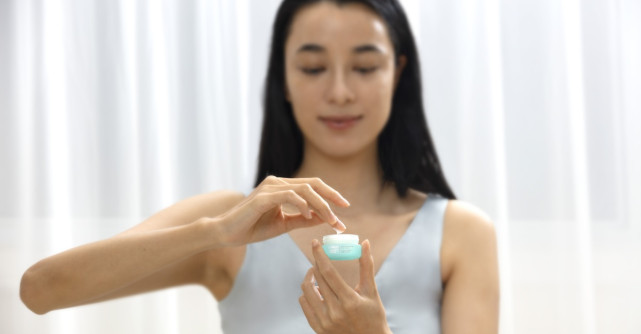 Scapă de ochii umflați: drenajul limfatic pentru un contur luminos și ferm