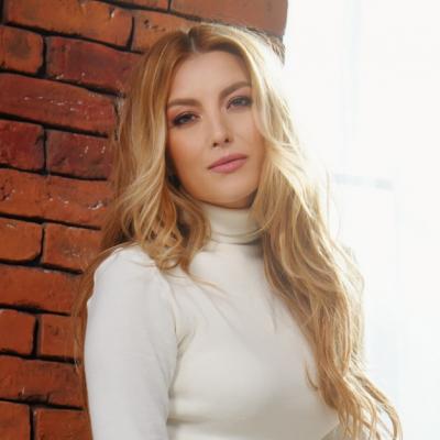 Elena lansează o baladă romantică plină de emoție: 'Brațele'