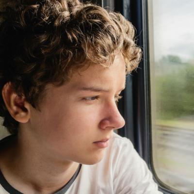 Un copil de 16 ani merge cu tatal sau intr-o calatorie cu trenul