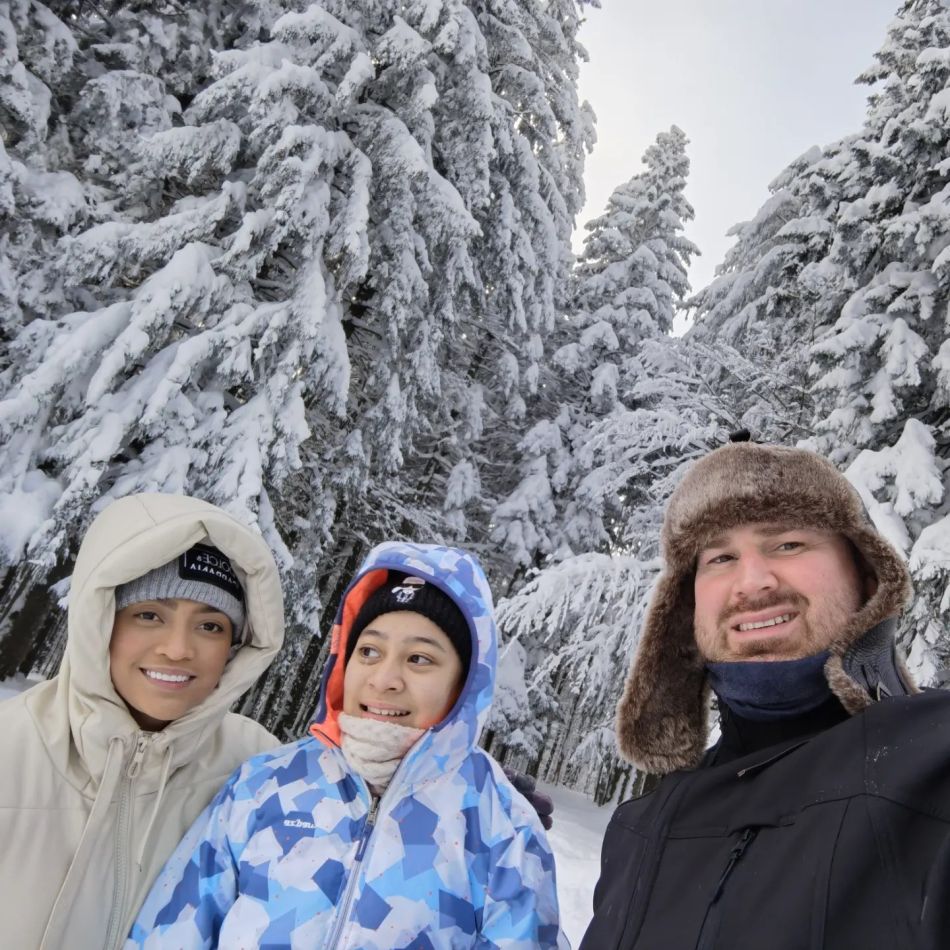 Cât de frumoasă este relația Bellei Santiago cu socrii ei! Părinții soțului artistei au învățat-o pe fiica sa limba română