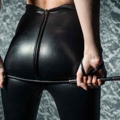 Fetișul pentru piele naturală: de ce hainele din piele pot avea o puternică încărcătură erotică și când atracția devine fetiș