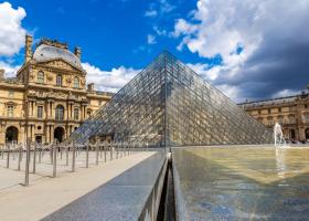 Jaf spectaculos la Muzeul Luvru din Paris. Bijuterii de valoare inestimabilă au fost furate în doar câteva minute
