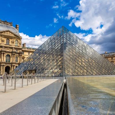 Jaf spectaculos la Muzeul Luvru din Paris. Bijuterii de valoare inestimabilă au fost furate în doar câteva minute