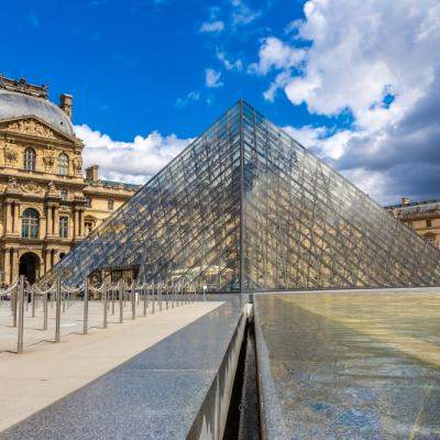 Jaf spectaculos la Muzeul Luvru din Paris. Bijuterii de valoare inestimabilă au fost furate în doar câteva minute