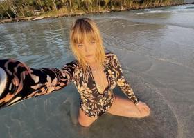 Delia face din nou furori pe internet! Imagini incendiare într-un bikini minuscul