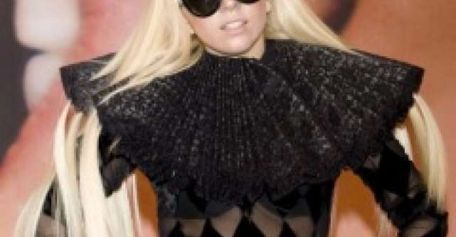 Video: Gaga socheaza in cel mai straniu mod