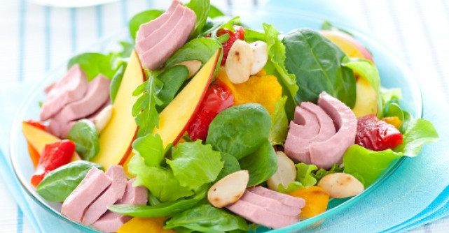 Salata cu ton RIO Mare, ardei, mango si migdale