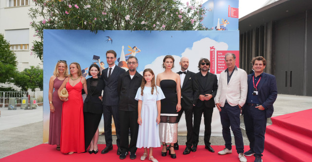 Dinți de lapte, regizat de Mihai Mincan și produs de  deFilm, a primit cronici elogioase la Festivalul de Film de la Veneția