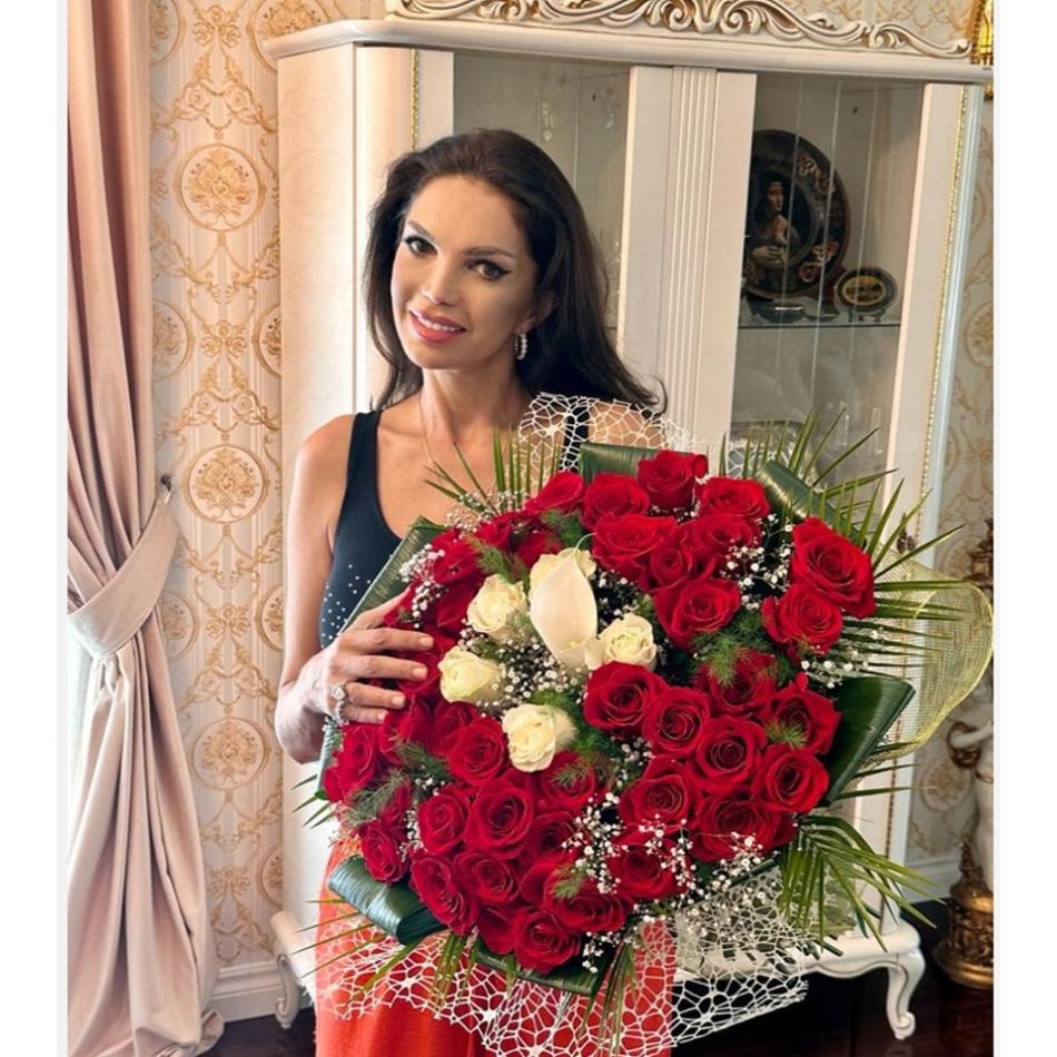 Cristina Spătar s-a căsătorit religios cu milionarul Vicențiu Mocanu. Cum a arătat rochia de mireasă de 10 kilograme?