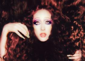 Urmează stația 'The Subway' cu peronul pe partea Chappell Roan