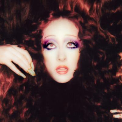 Urmează stația 'The Subway' cu peronul pe partea Chappell Roan