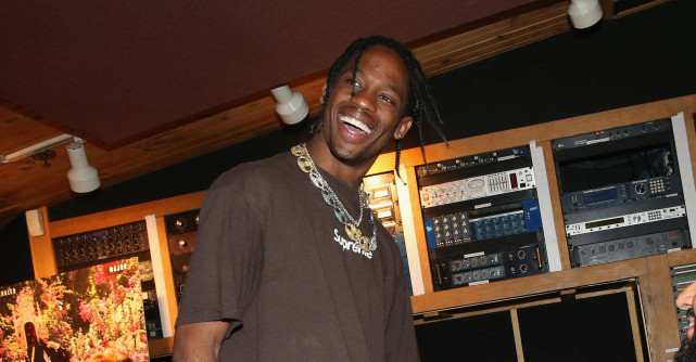 Show-ul lui Travis Scott de la Beach, Please! salvat în ultima clipă de către Selly. Cum l-a convins pe artist să urce pe scenă