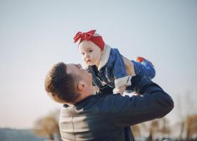 Când libertatea devine lipsă de reguli: cum creștem copii echilibrați, fără pedepse și fără exces de permisivitate