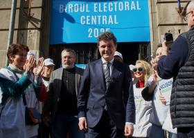 Mii de oameni au sărbătorit în centrul Capitalei victoria lui Nicușor Dan la alegerile prezidențiale