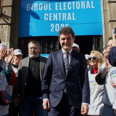 Mii de oameni au sărbătorit în centrul Capitalei victoria lui Nicușor Dan la alegerile prezidențiale