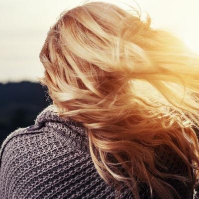 7 semne care arată că îți cade mai mult păr decât este normal