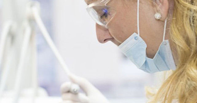 Cum ingrijim implantul dentar pentru a rezista mai mult